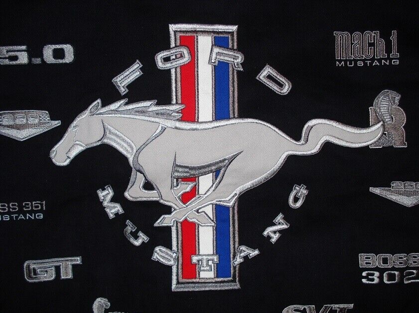 Ford Mustang Jacke Bestickt Mustang Logos All Over The Years Schwarz