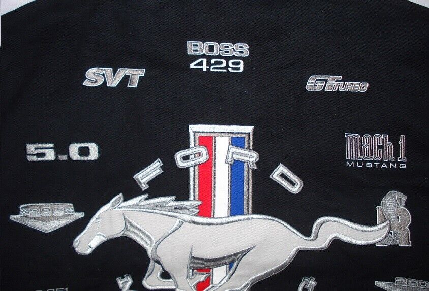 Ford Mustang Jacke Bestickt Mustang Logos All Over The Years Schwarz