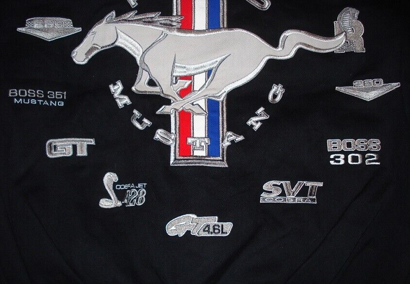 Ford Mustang Jacke Bestickt Mustang Logos All Over The Years Schwarz