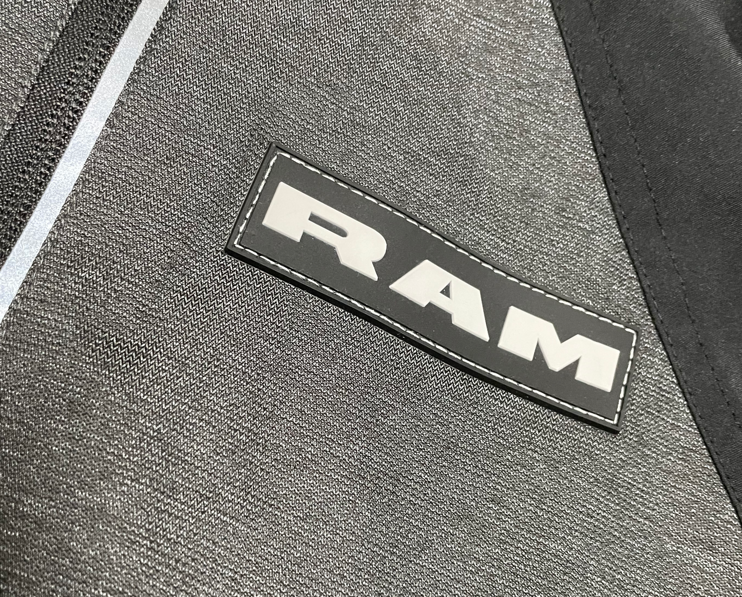 Dodge RAM Jacke mit gesticktem RAM Logo Schwarz/Grau