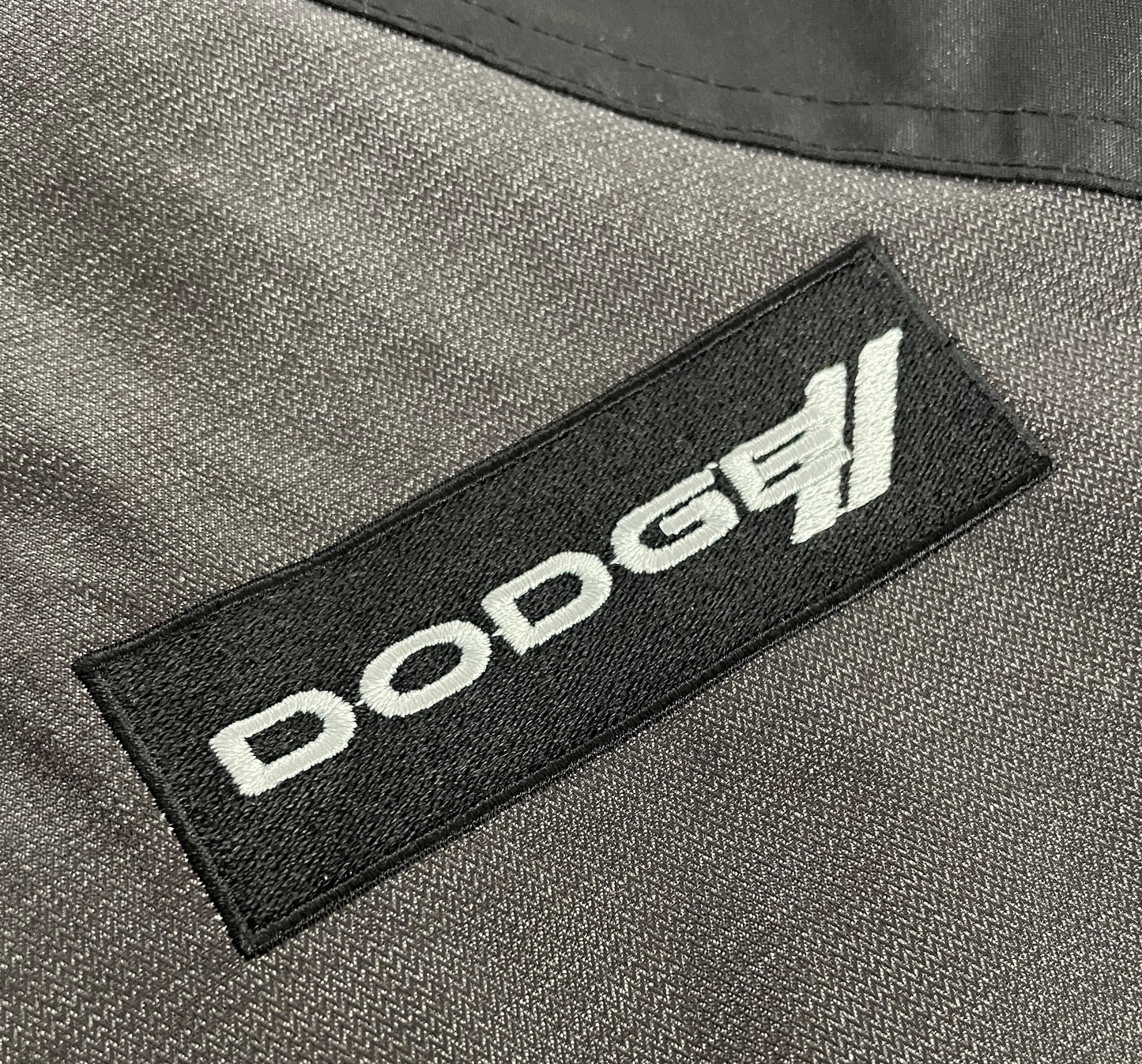 Dodge Jacke mit gesticktem Dodge Logo Schwarz/Grau/Rot